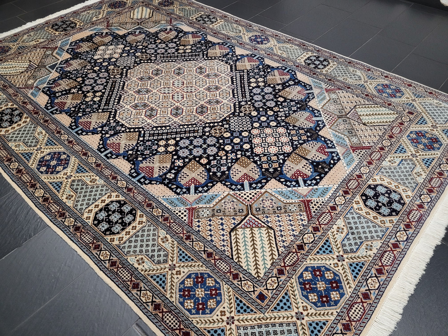 Nain Teppich Wolle mit Seide feine Knüpfung geometrisches Medaillon 310 × 200 cm