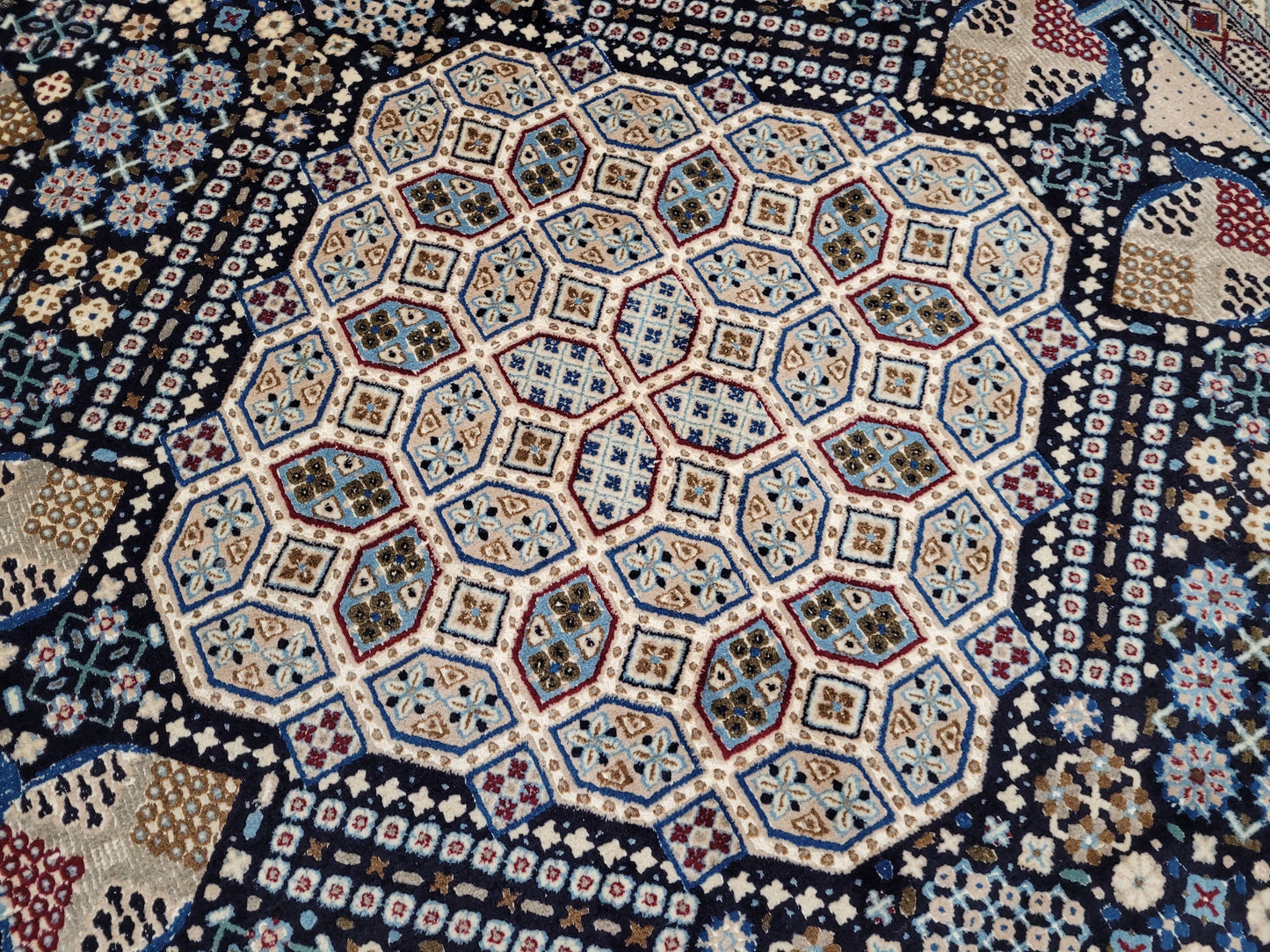 Nain Teppich Wolle mit Seide feine Knüpfung geometrisches Medaillon 310 × 200 cm
