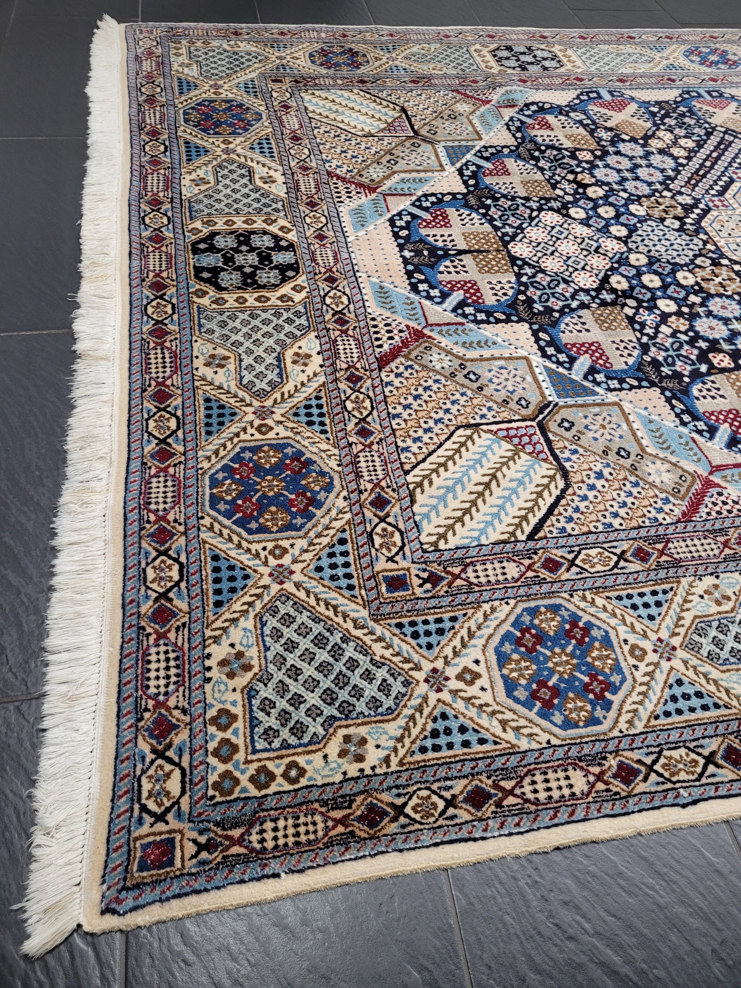 Nain Teppich Wolle mit Seide feine Knüpfung geometrisches Medaillon 310 × 200 cm