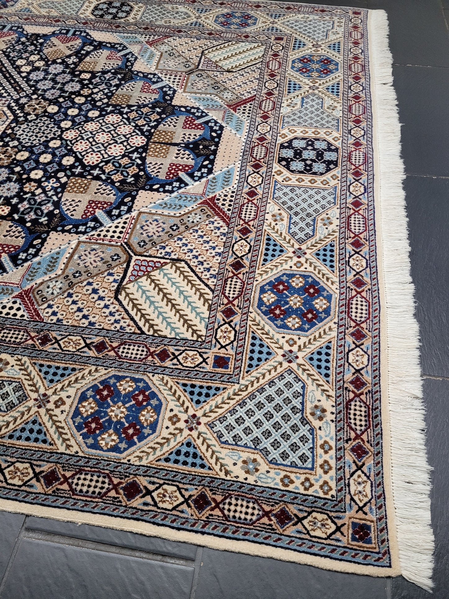 Nain Teppich Wolle mit Seide feine Knüpfung geometrisches Medaillon 310 × 200 cm