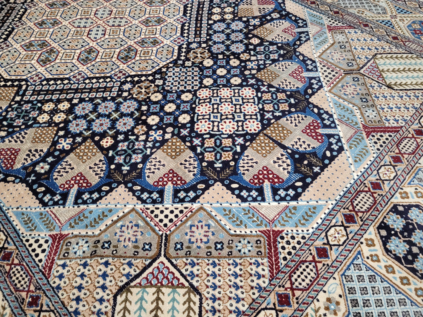 Nain Teppich Wolle mit Seide feine Knüpfung geometrisches Medaillon 310 × 200 cm