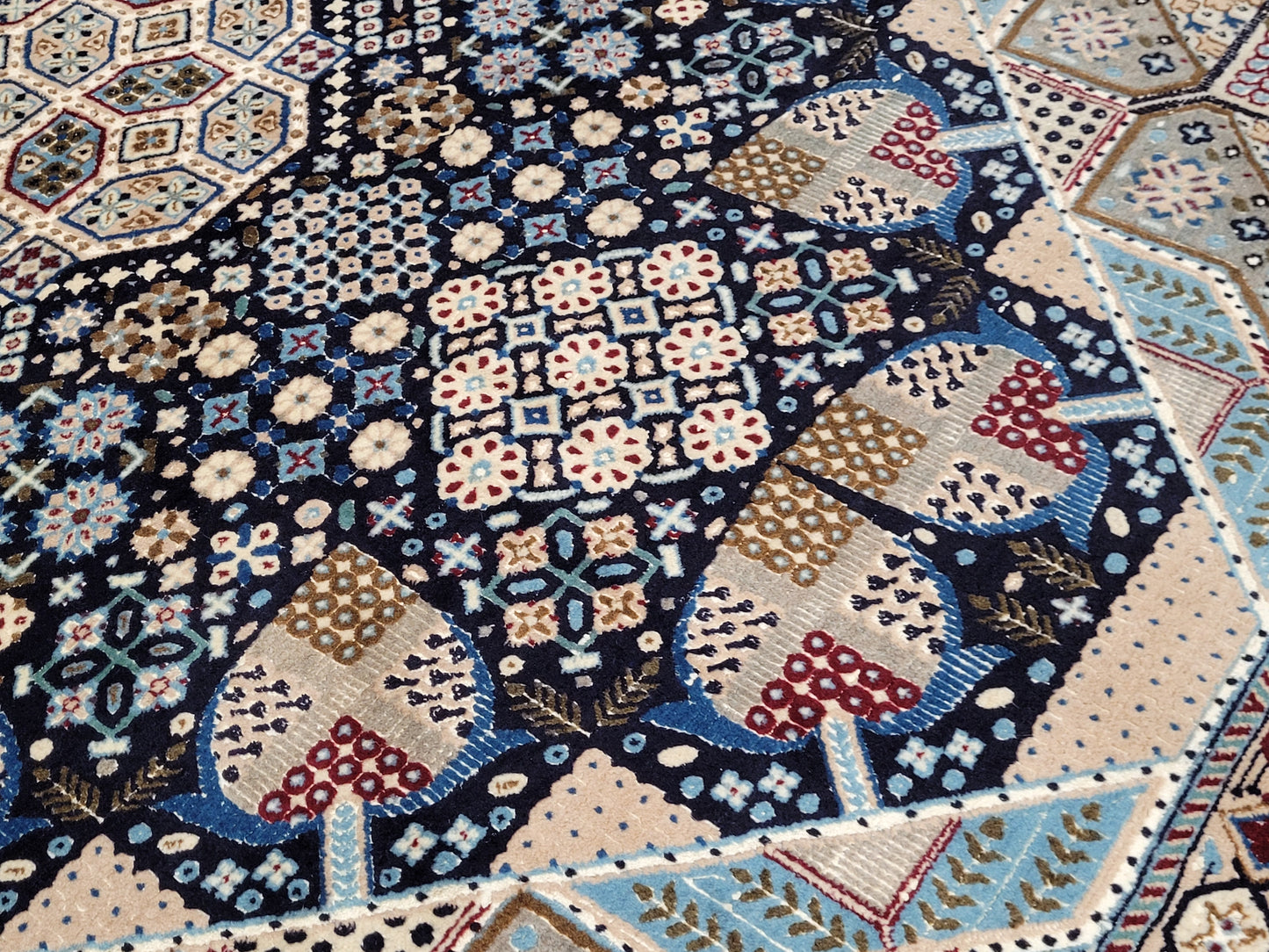 Nain Teppich Wolle mit Seide feine Knüpfung geometrisches Medaillon 310 × 200 cm