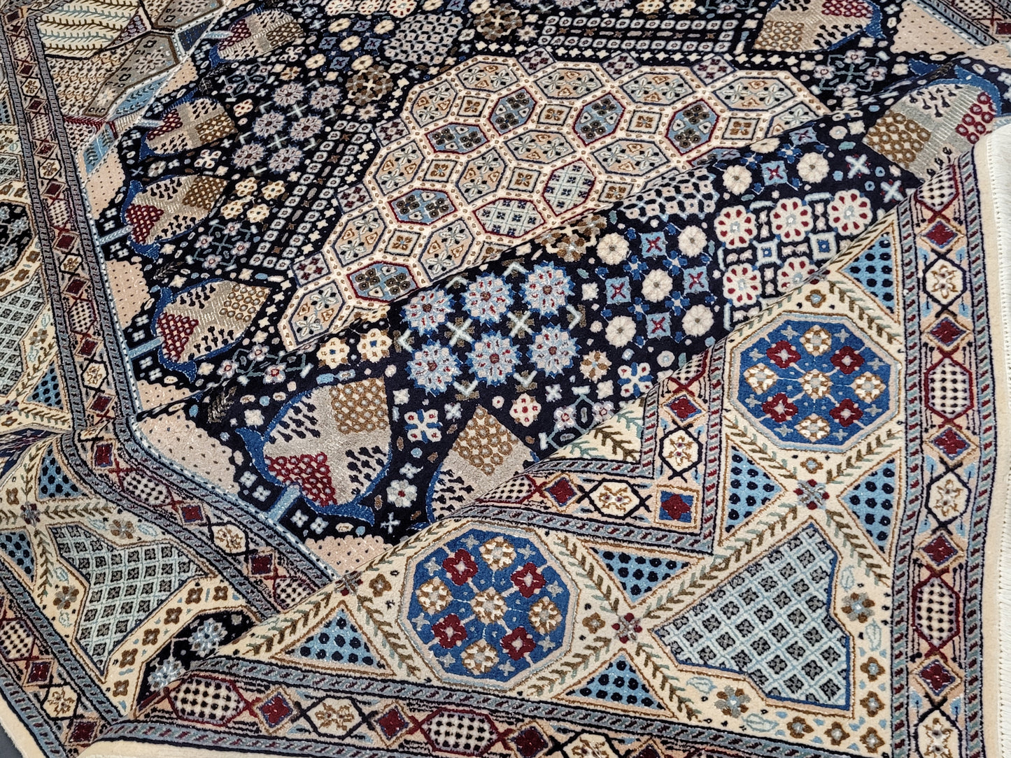 Nain Teppich Wolle mit Seide feine Knüpfung geometrisches Medaillon 310 × 200 cm