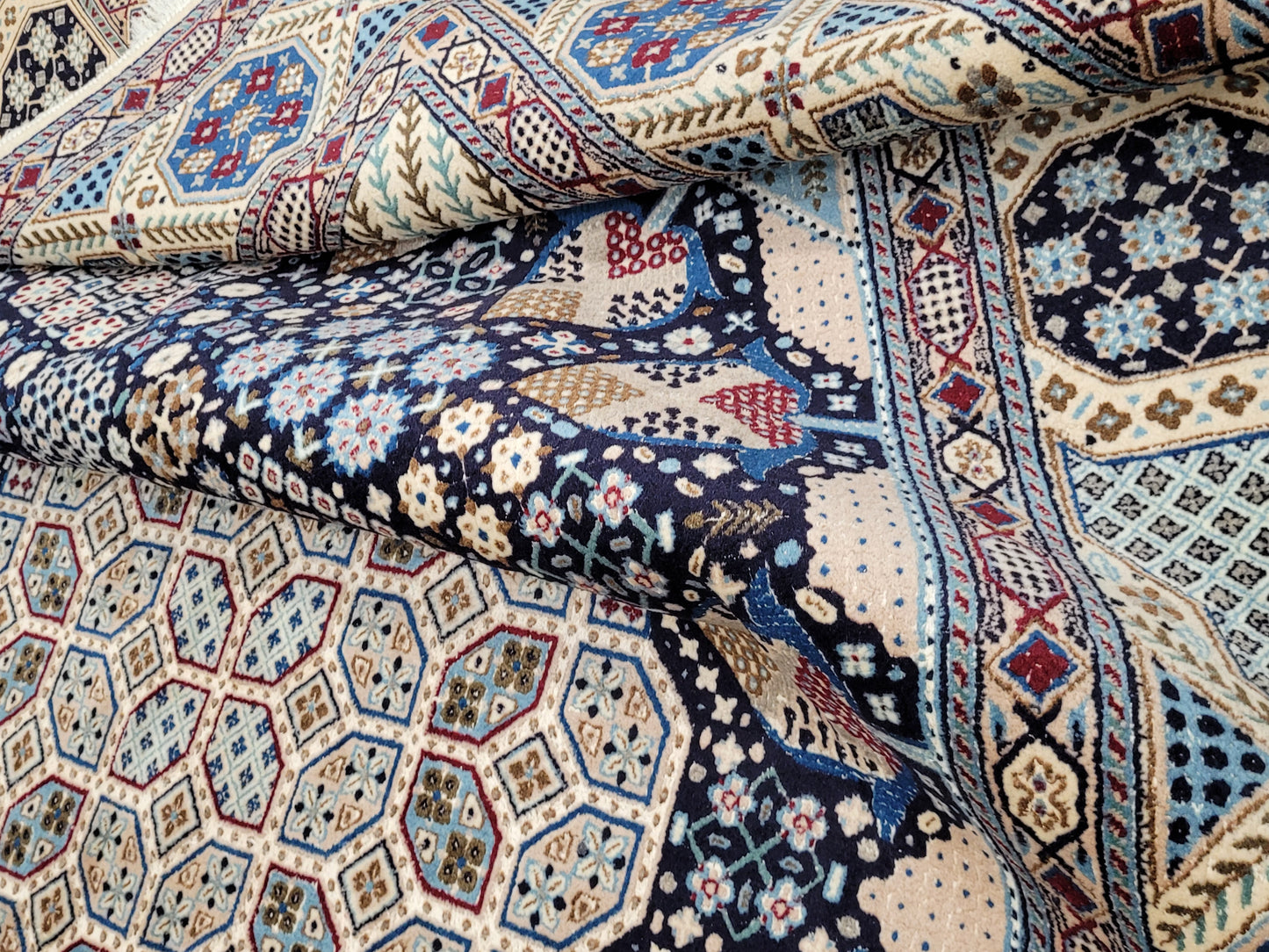 Nain Teppich Wolle mit Seide feine Knüpfung geometrisches Medaillon 310 × 200 cm