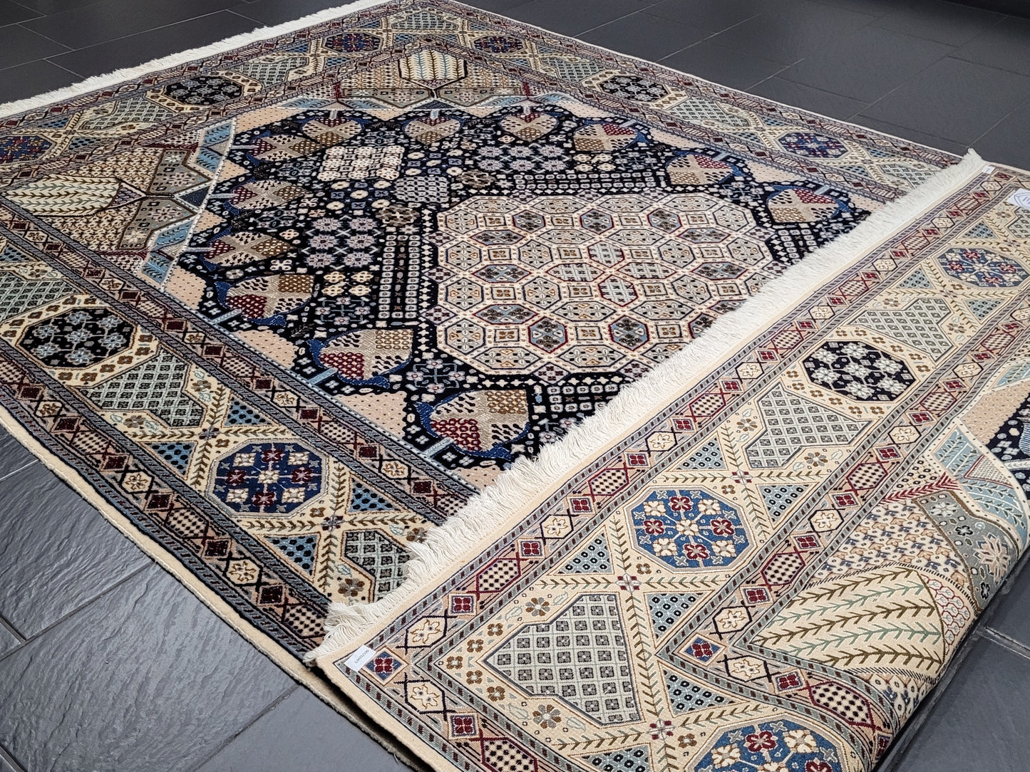 Nain Teppich Wolle mit Seide feine Knüpfung geometrisches Medaillon 310 × 200 cm