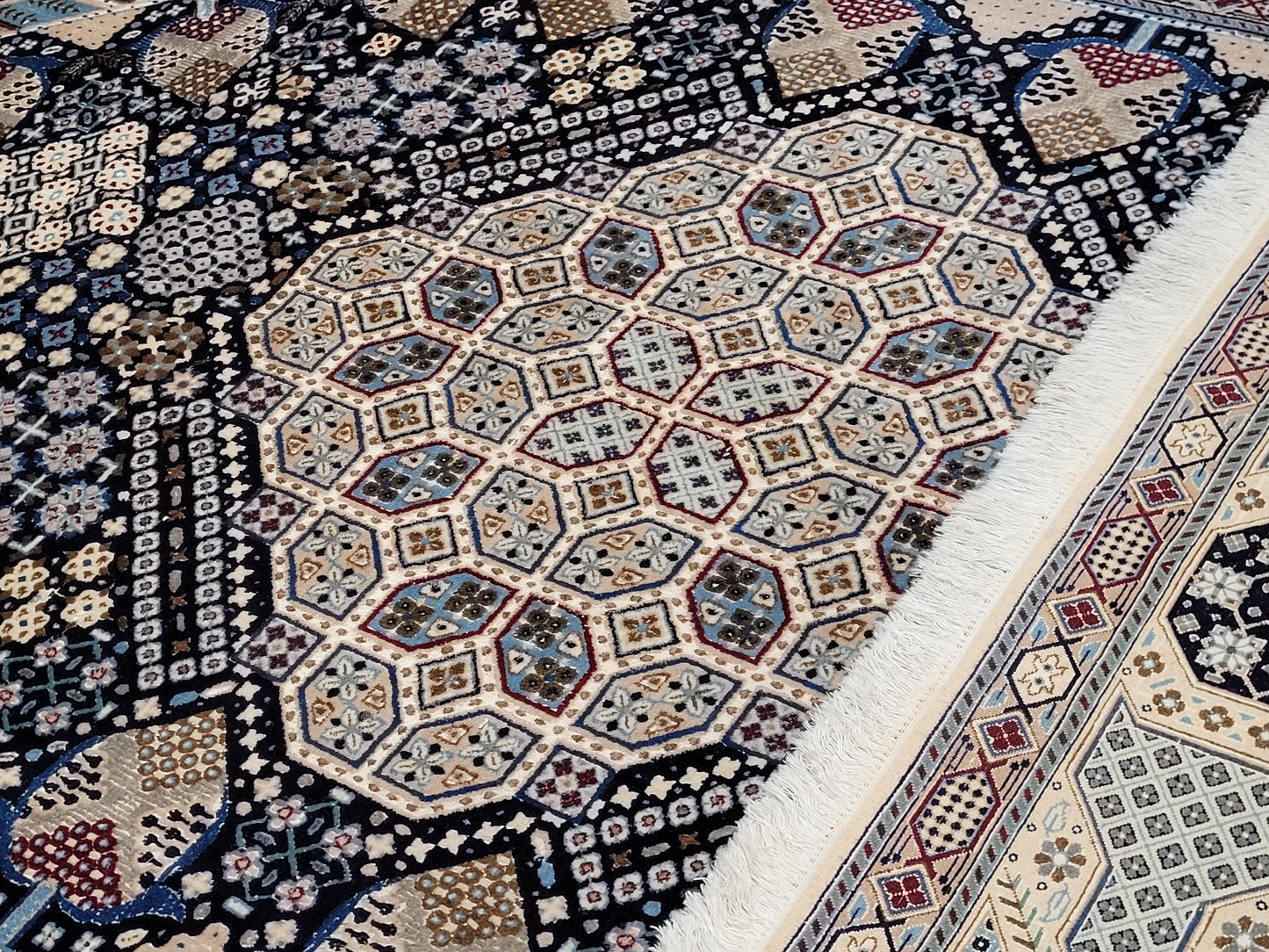 Nain Teppich Wolle mit Seide feine Knüpfung geometrisches Medaillon 310 × 200 cm