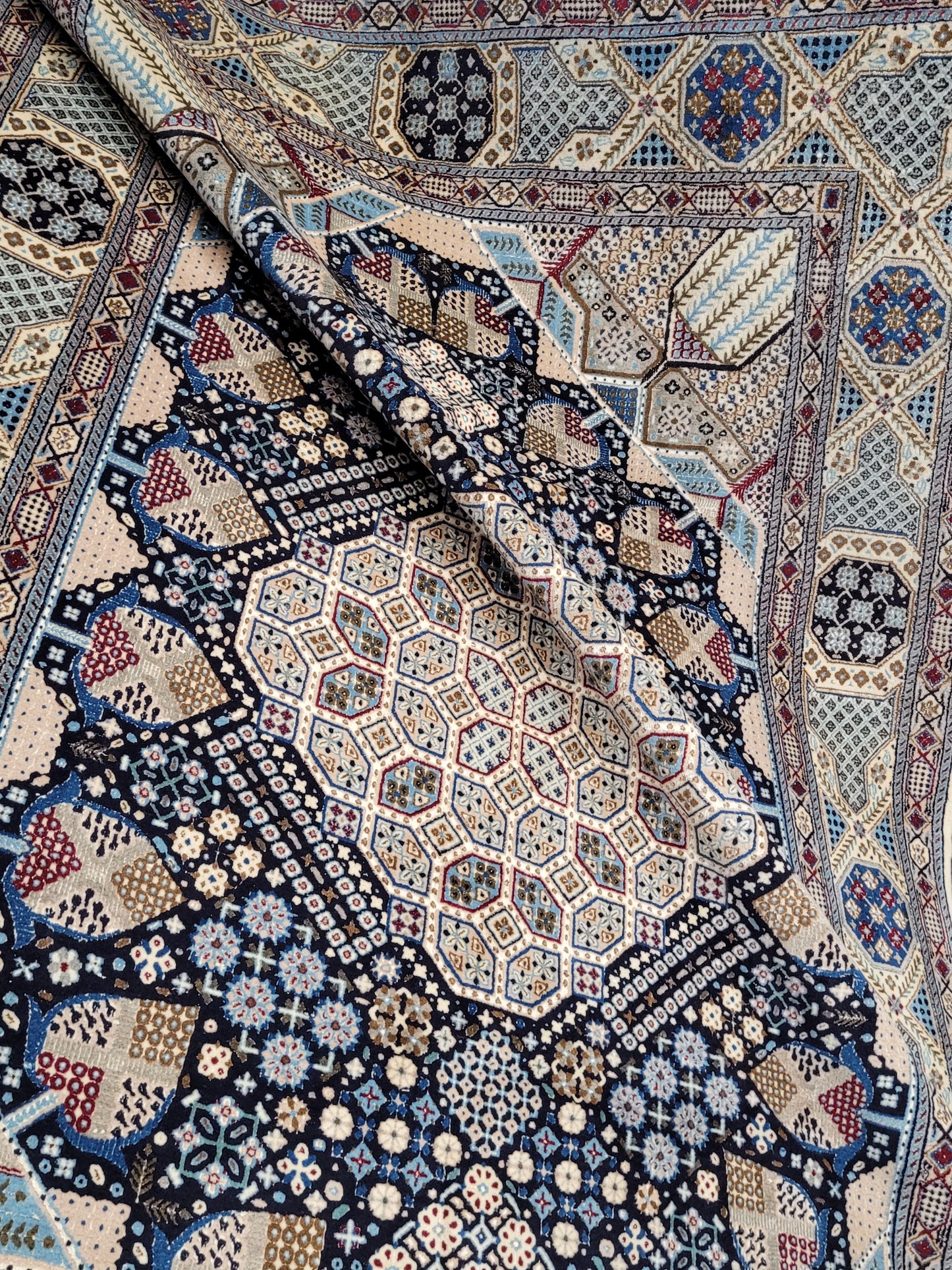 Nain Teppich Wolle mit Seide feine Knüpfung geometrisches Medaillon 310 × 200 cm