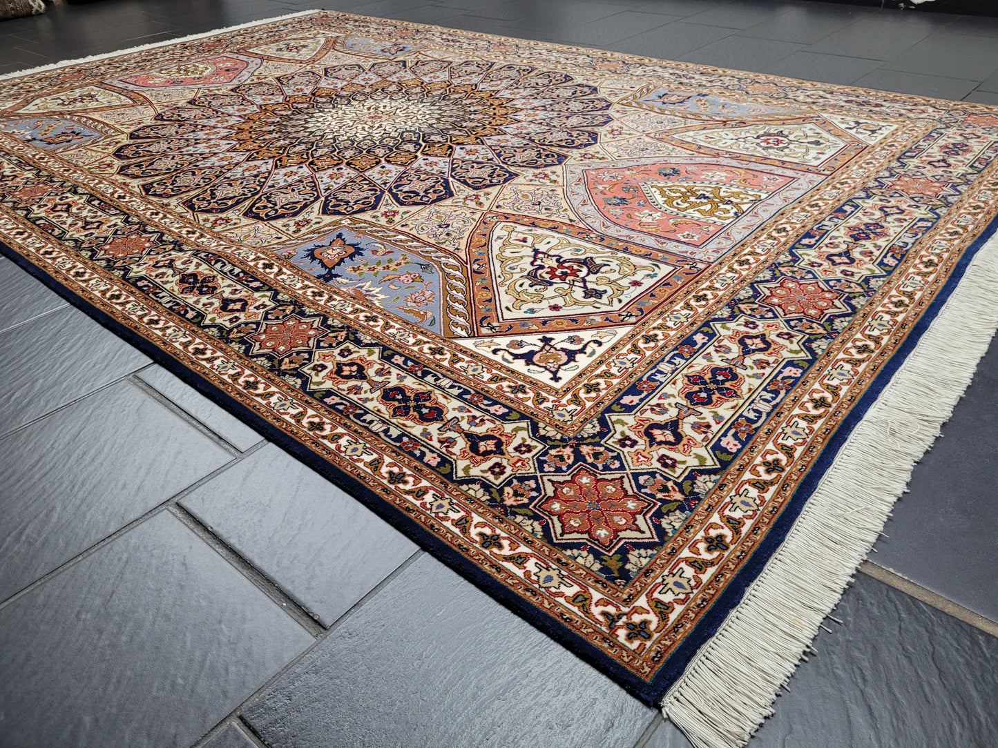 Täbriz Teppich 310x205 cm Korkwolle mit Seidenanteil feine Ghombad Knüpfung