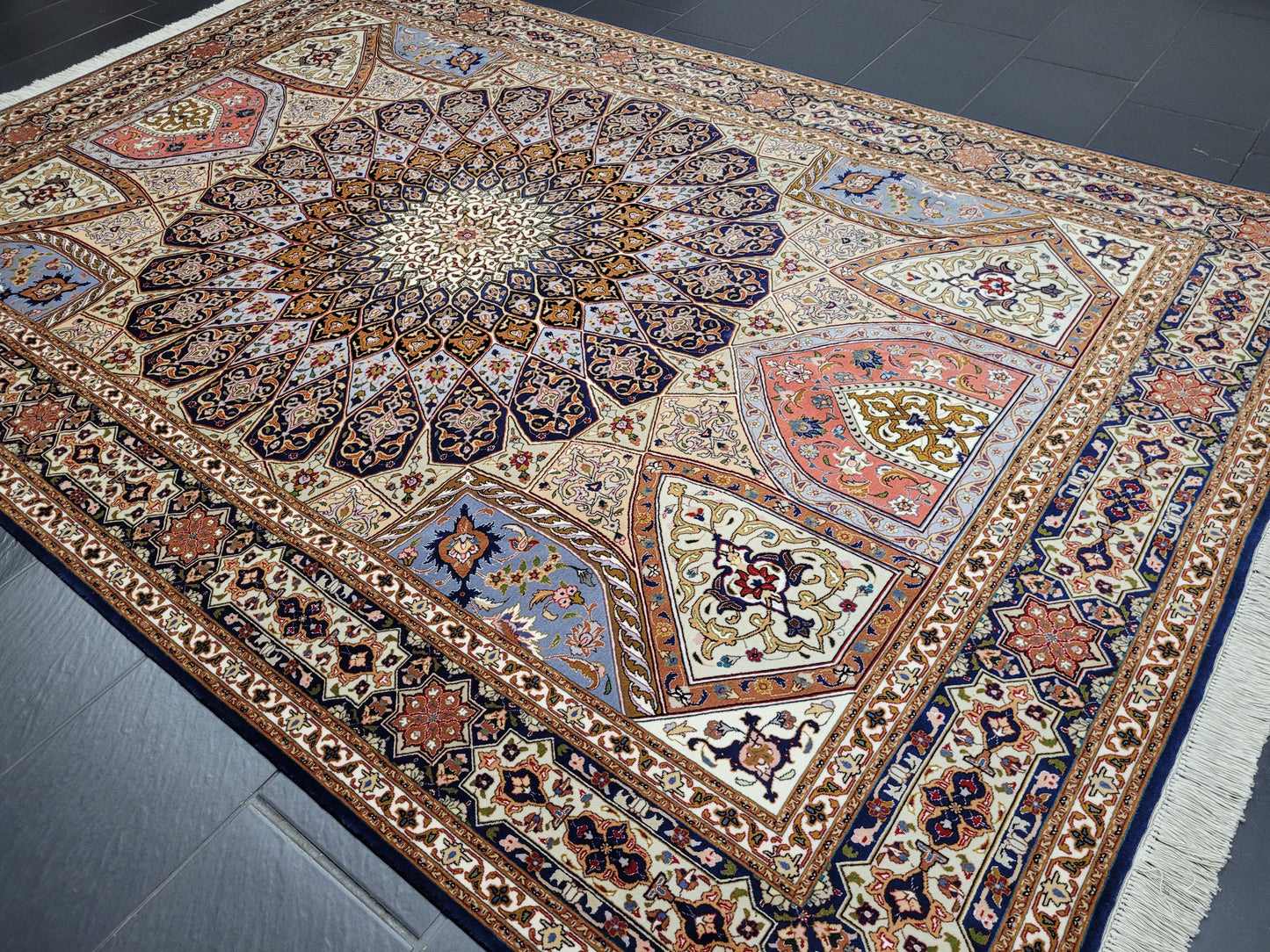 Täbriz Teppich 310x205 cm Korkwolle mit Seidenanteil feine Ghombad Knüpfung