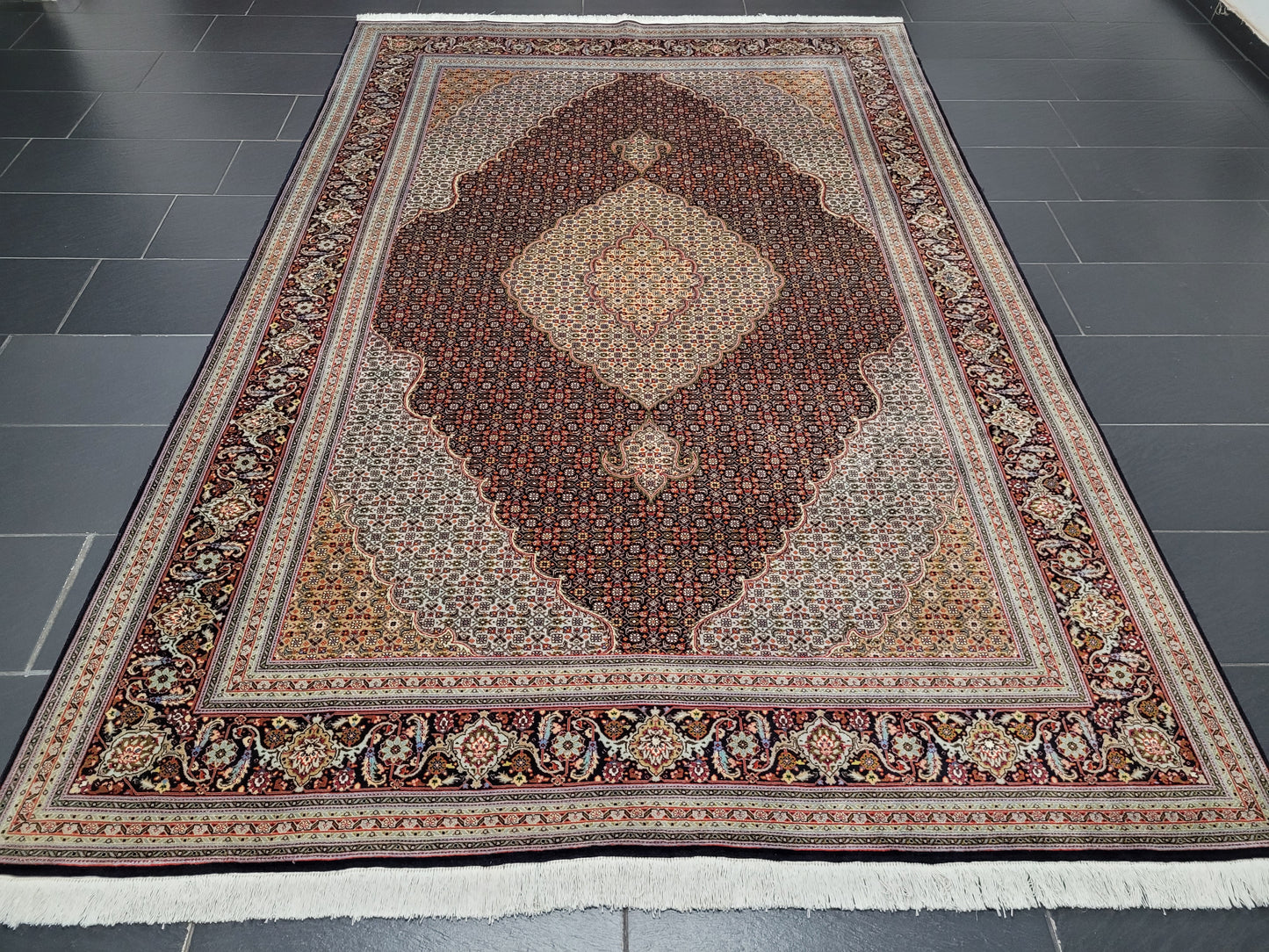Täbriz Teppich 305x205 cm feine Korkwolle mit Seidenanteil Mahi Design