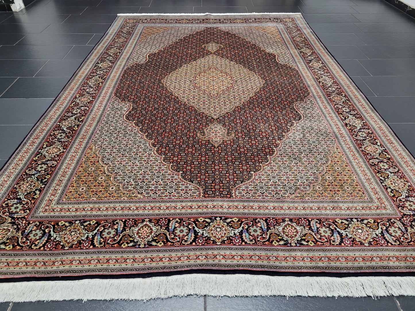 Täbriz Teppich 305x205 cm feine Korkwolle mit Seidenanteil Mahi Design