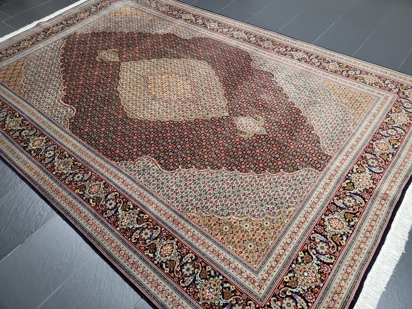 Täbriz Teppich 305x205 cm feine Korkwolle mit Seidenanteil Mahi Design