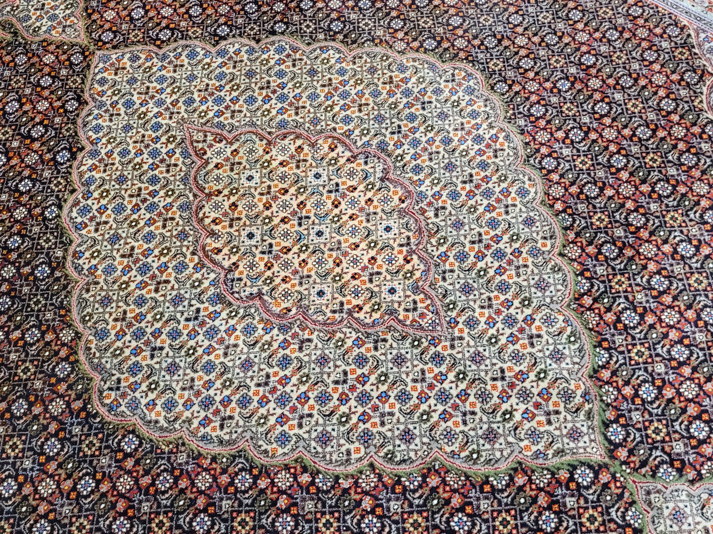 Täbriz Teppich 305x205 cm feine Korkwolle mit Seidenanteil Mahi Design