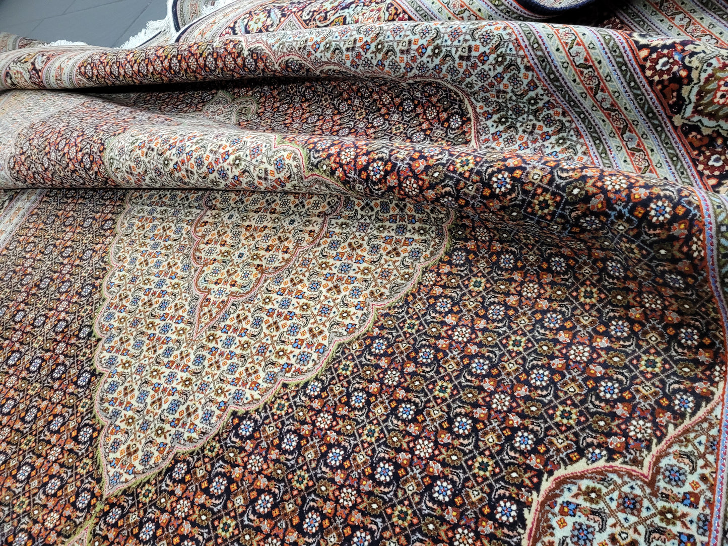 Täbriz Teppich 305x205 cm feine Korkwolle mit Seidenanteil Mahi Design