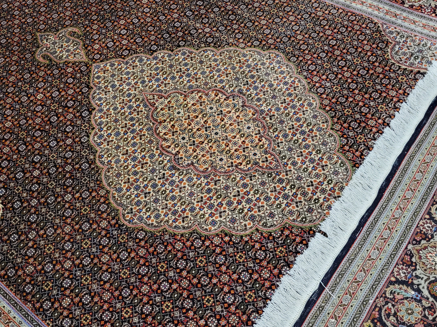 Täbriz Teppich 305x205 cm feine Korkwolle mit Seidenanteil Mahi Design