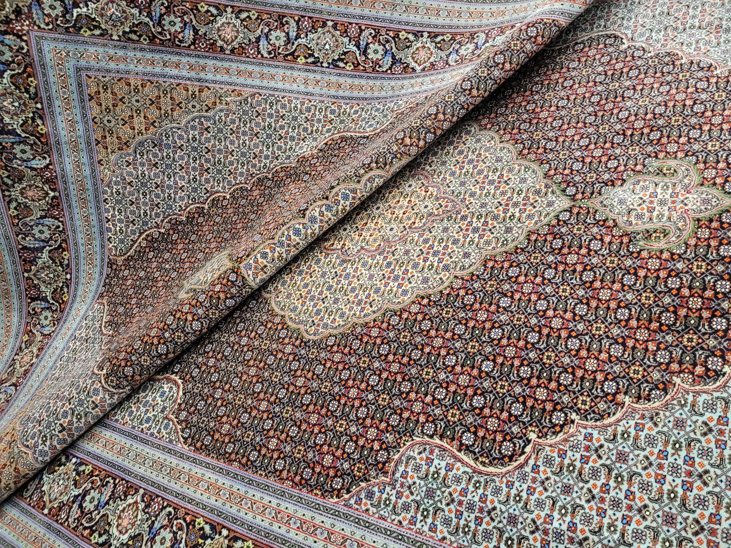 Täbriz Teppich 305x205 cm feine Korkwolle mit Seidenanteil Mahi Design