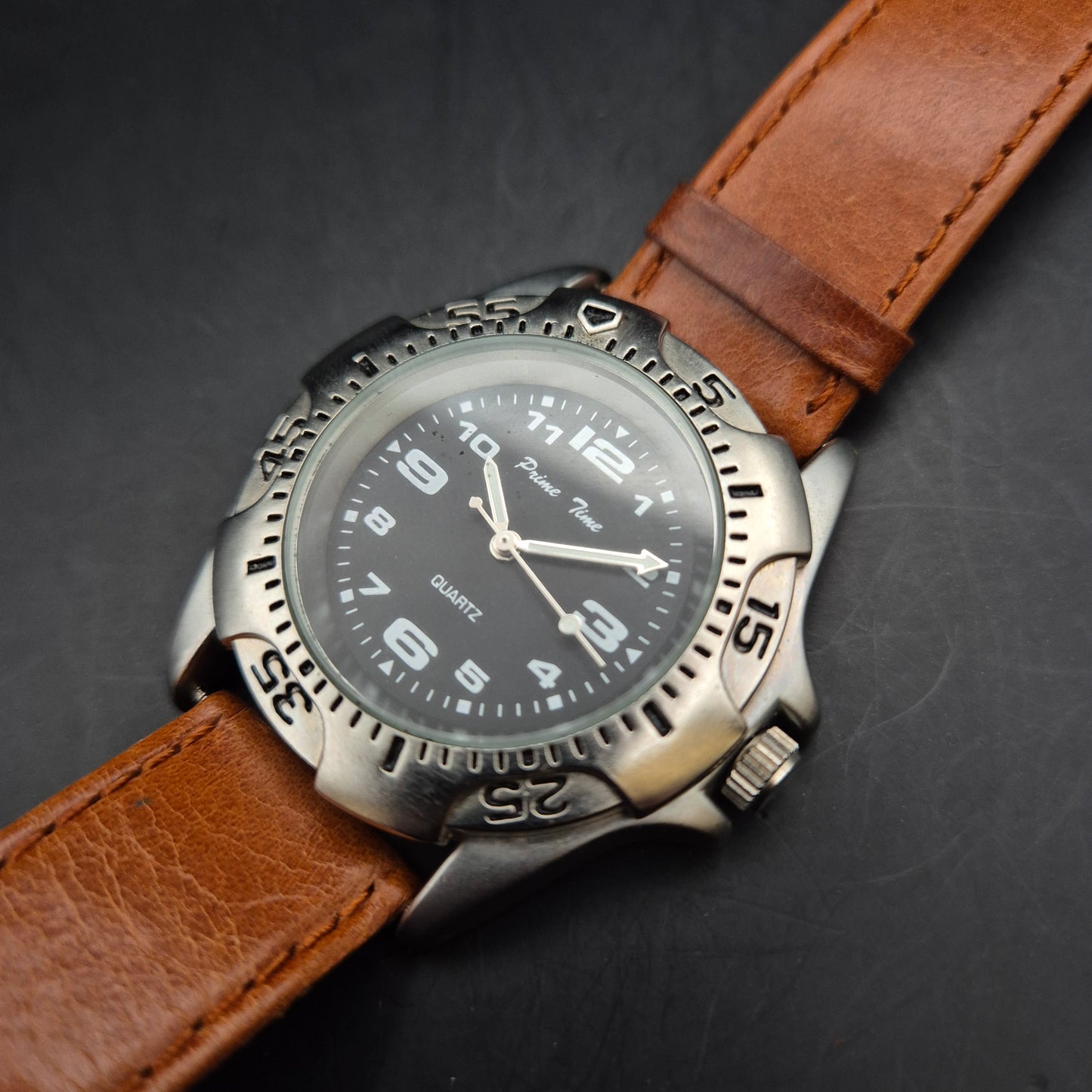 Precision Time Herren Uhr mit schwarzem Zifferblatt und Lederarmband