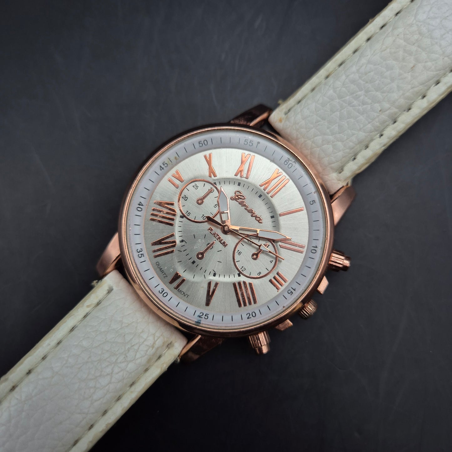 Geneva Damen Uhr mit roségoldenem Gehäuse und römischen Ziffern