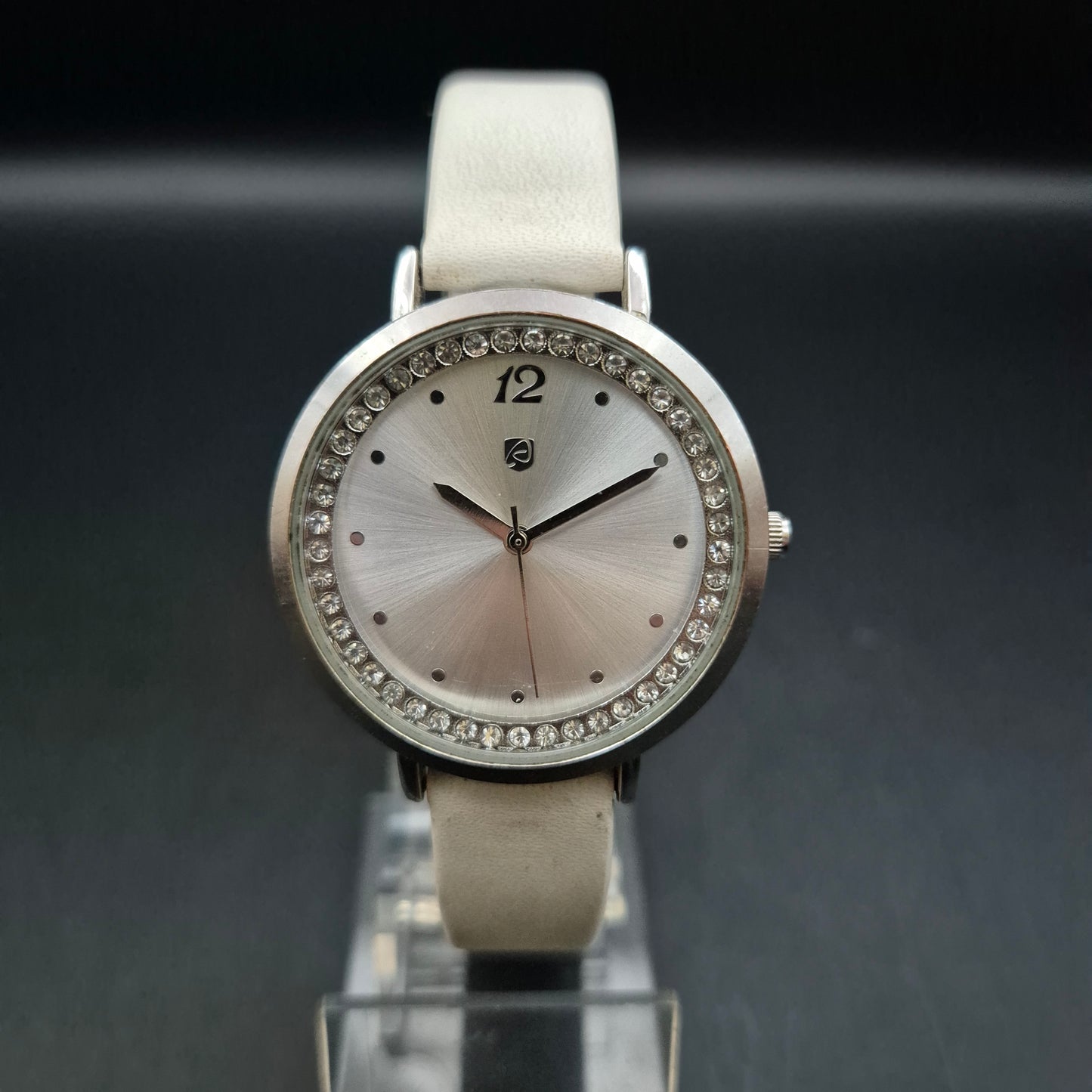 Elegante Damen Uhr mit Strassbesatz und weißem Armband