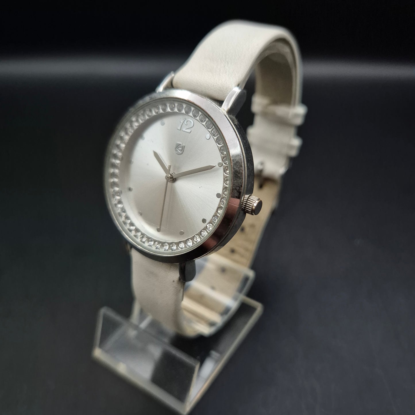 Elegante Damen Uhr mit Strassbesatz und weißem Armband