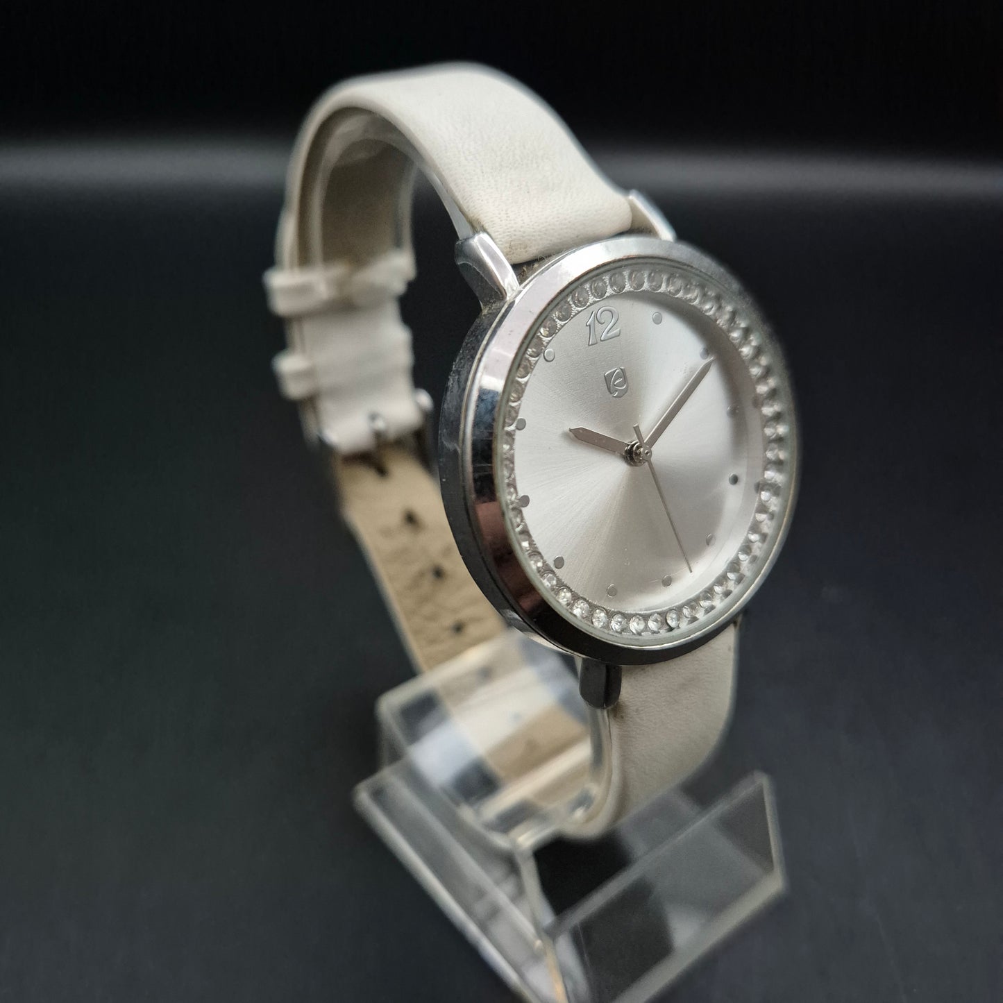 Elegante Damen Uhr mit Strassbesatz und weißem Armband