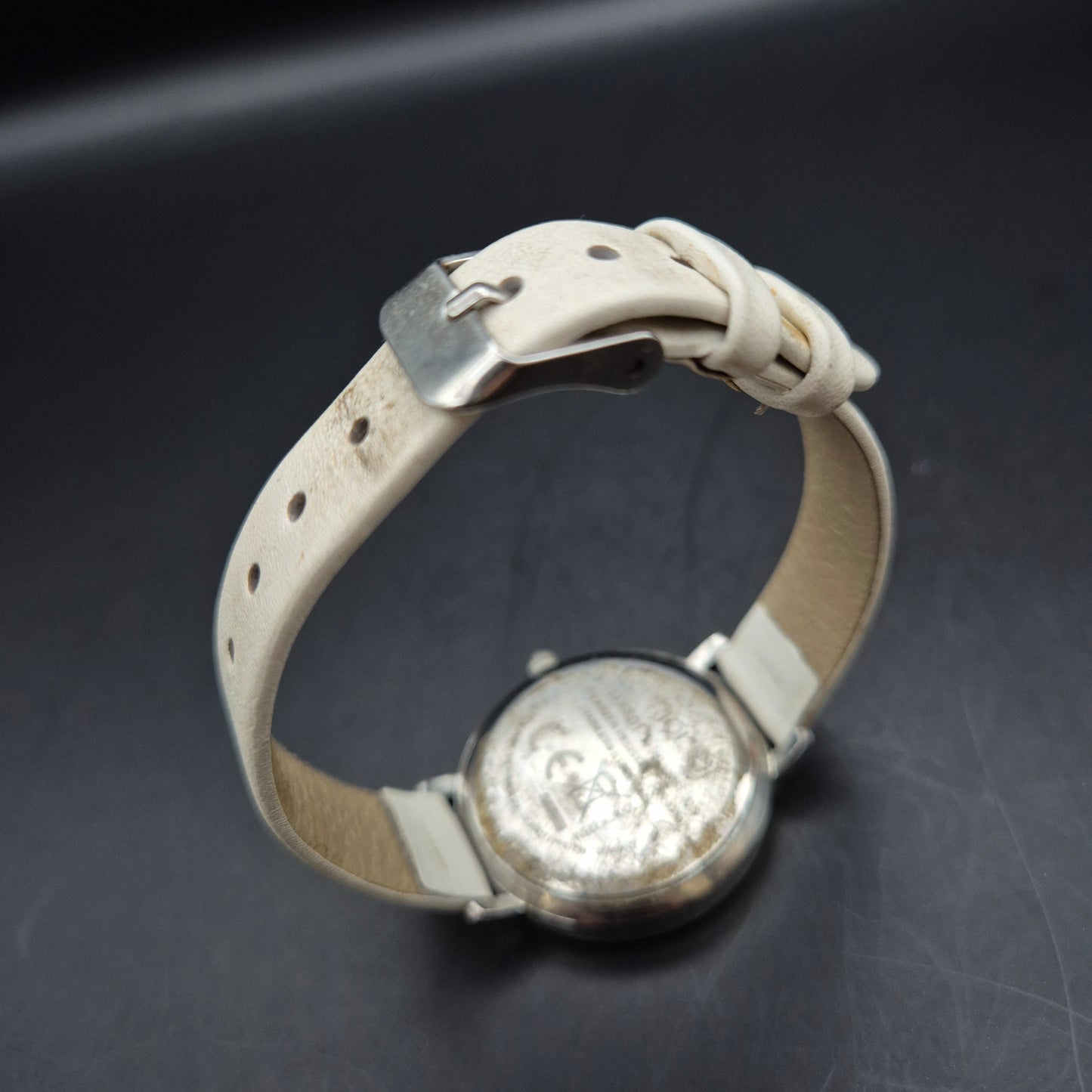 Elegante Damen Uhr mit Strassbesatz und weißem Armband