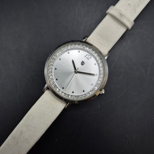 Elegante Damen Uhr mit Strassbesatz und weißem Armband