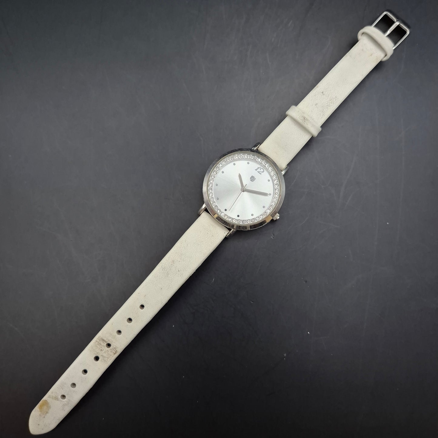 Elegante Damen Uhr mit Strassbesatz und weißem Armband