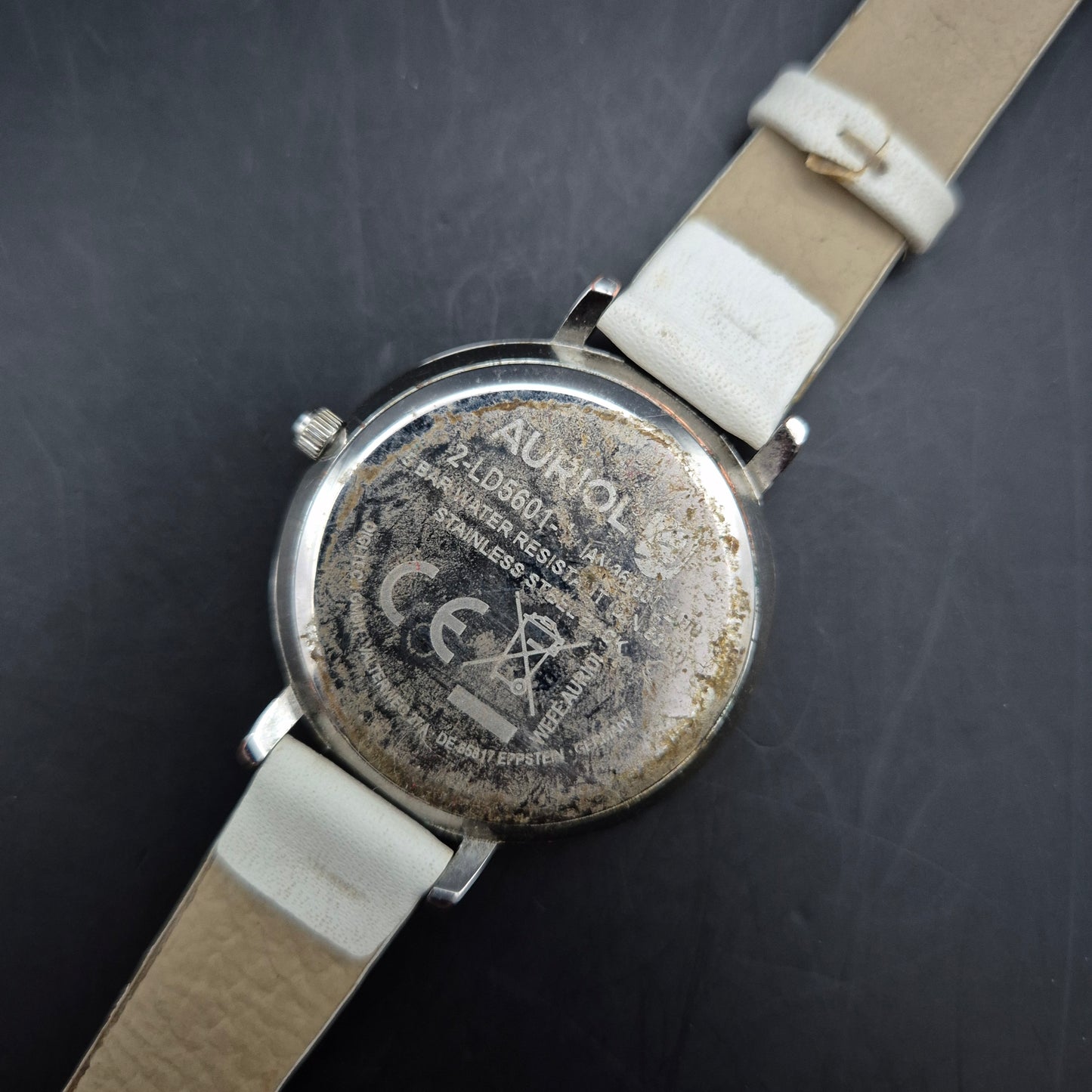 Elegante Damen Uhr mit Strassbesatz und weißem Armband
