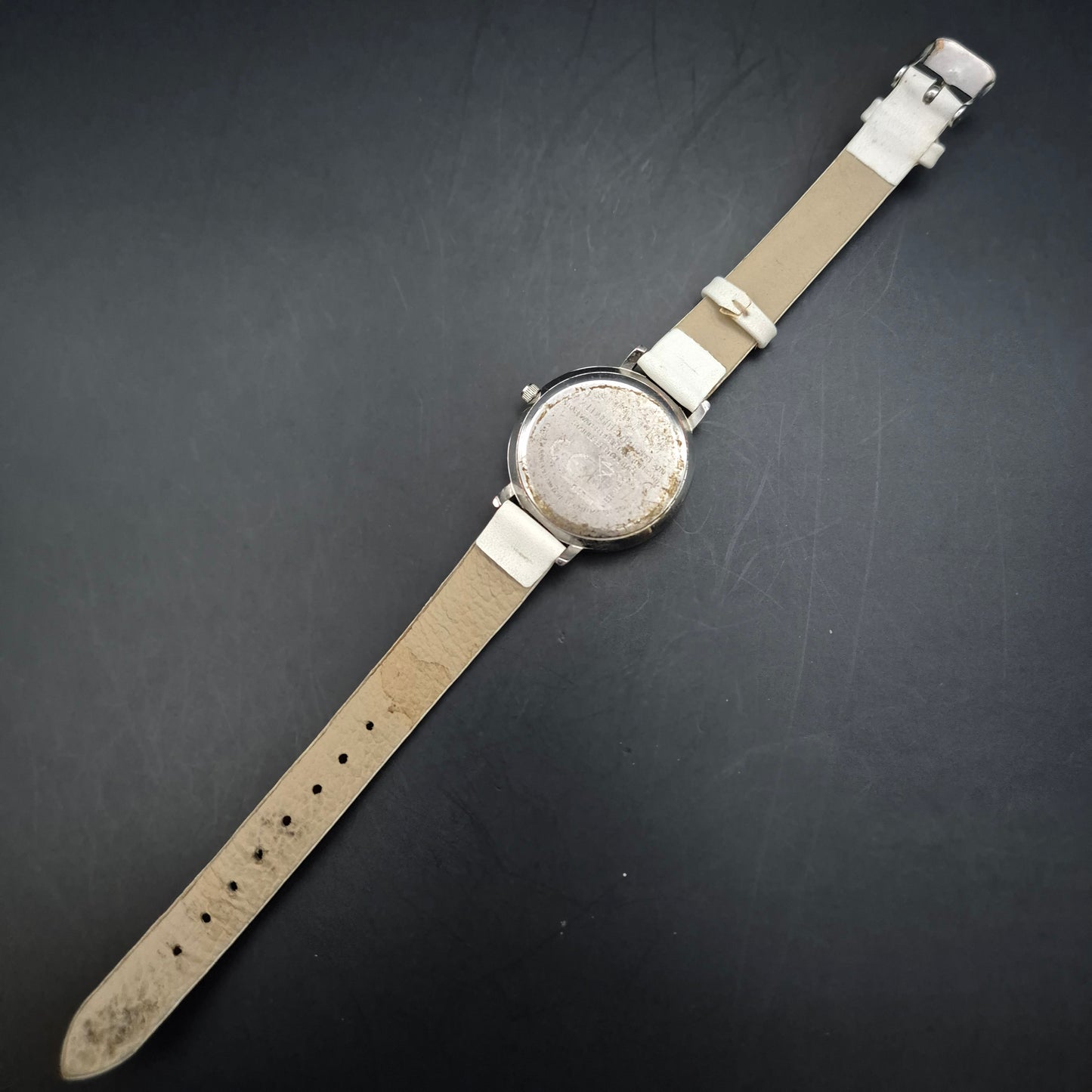 Elegante Damen Uhr mit Strassbesatz und weißem Armband