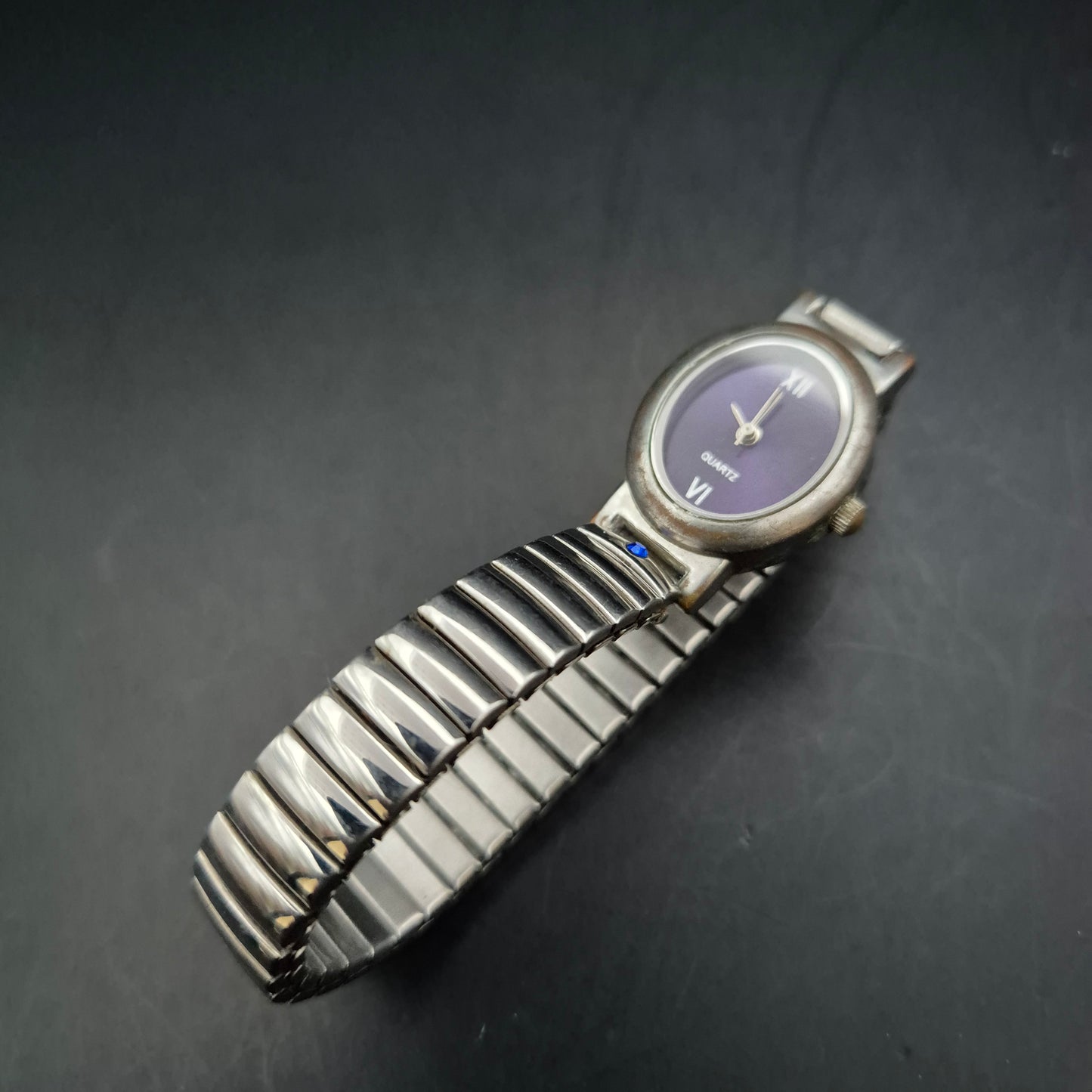 Yves Rocher Damen Uhr – Klassische Eleganz mit violettem Zifferblatt