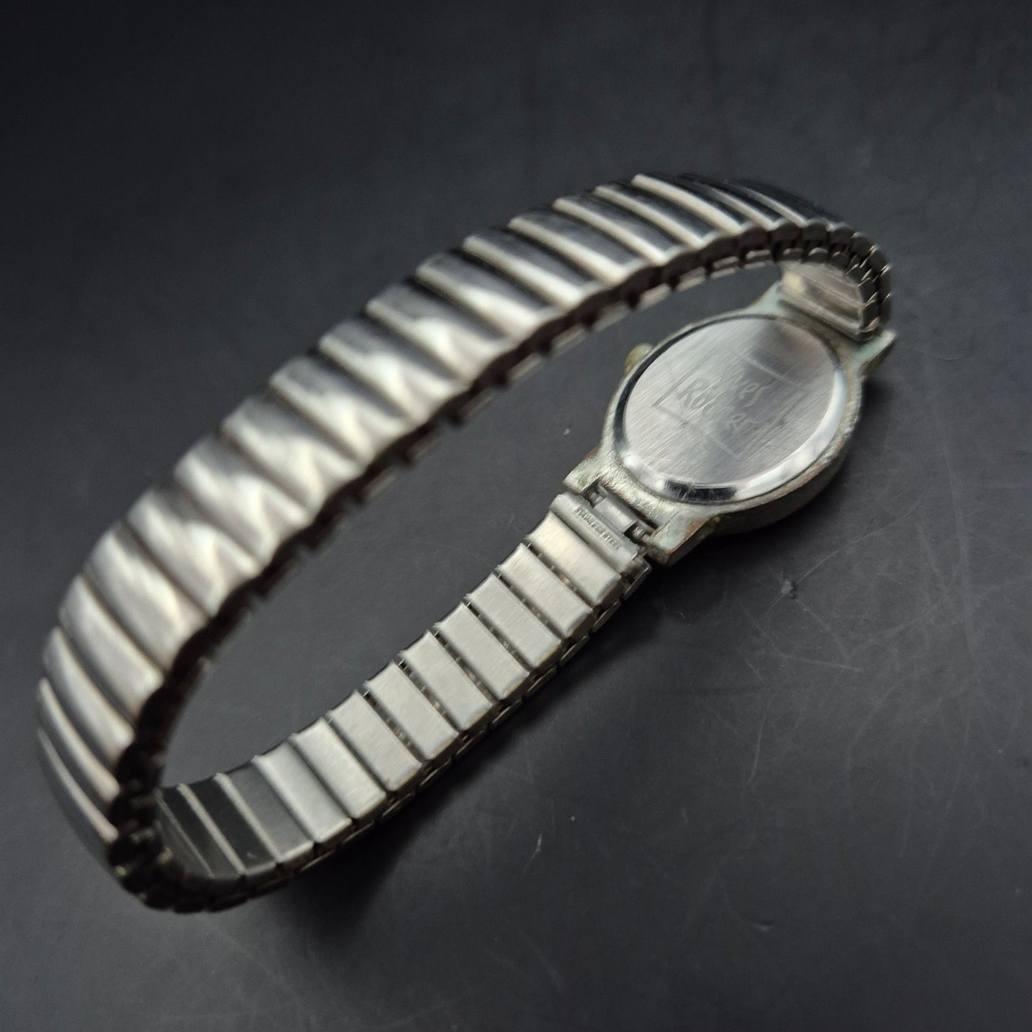 Yves Rocher Damen Uhr – Klassische Eleganz mit violettem Zifferblatt