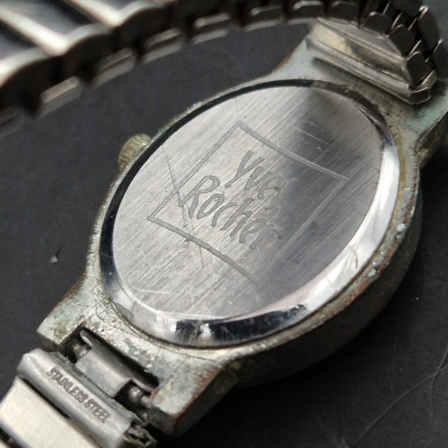 Yves Rocher Damen Uhr – Klassische Eleganz mit violettem Zifferblatt