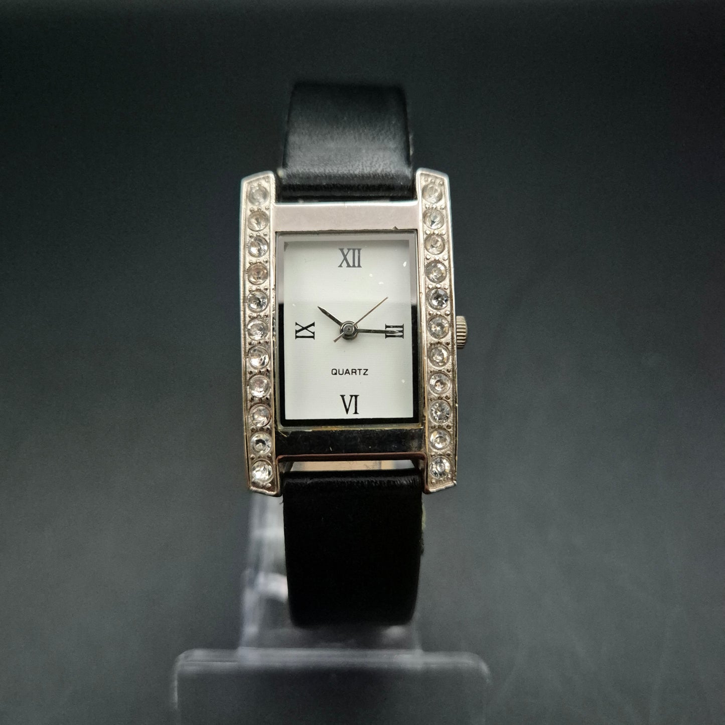 Rechteckige Damen Uhr mit Strassbesatz und schwarzem Armband