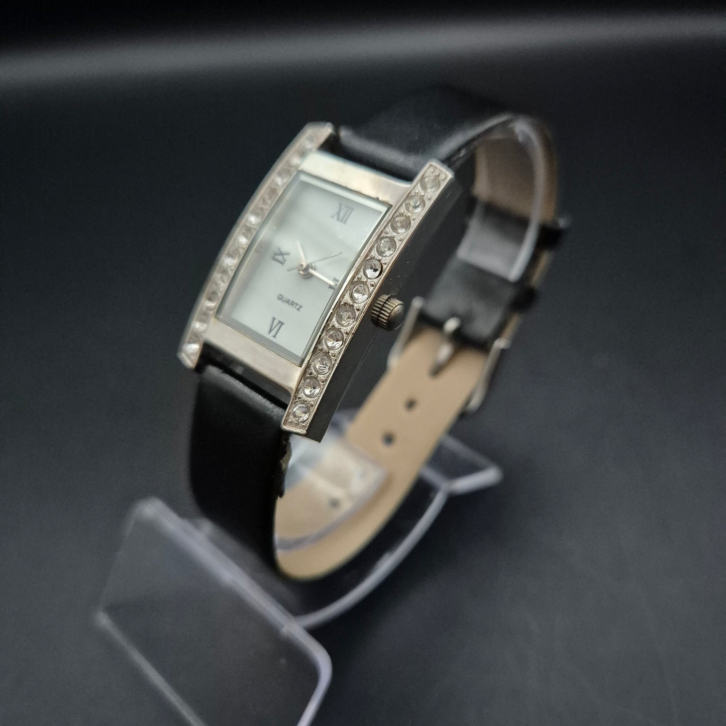 Rechteckige Damen Uhr mit Strassbesatz und schwarzem Armband