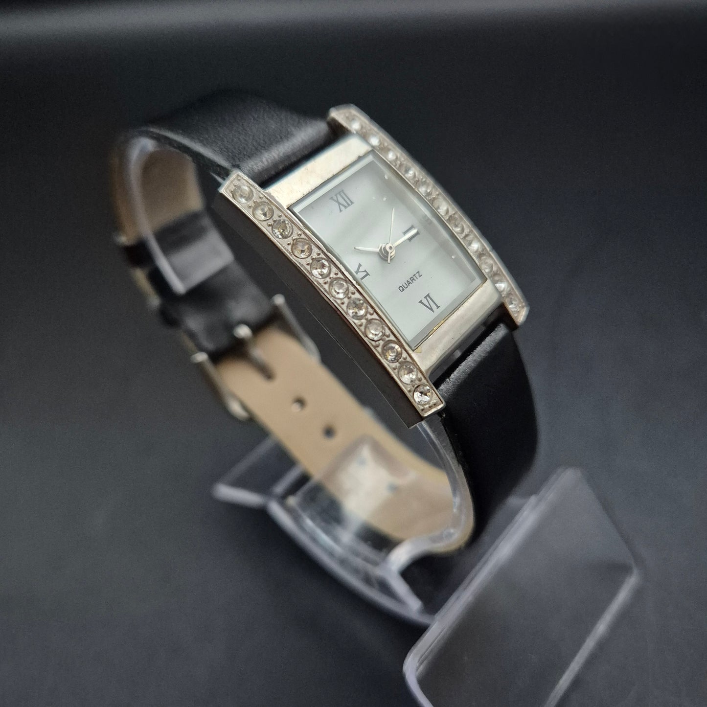 Rechteckige Damen Uhr mit Strassbesatz und schwarzem Armband