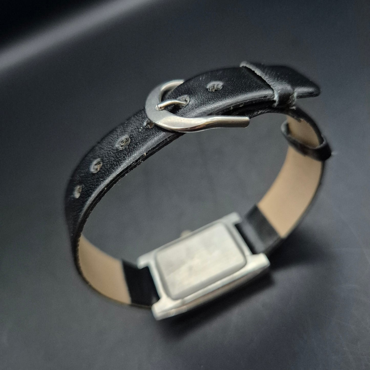 Rechteckige Damen Uhr mit Strassbesatz und schwarzem Armband