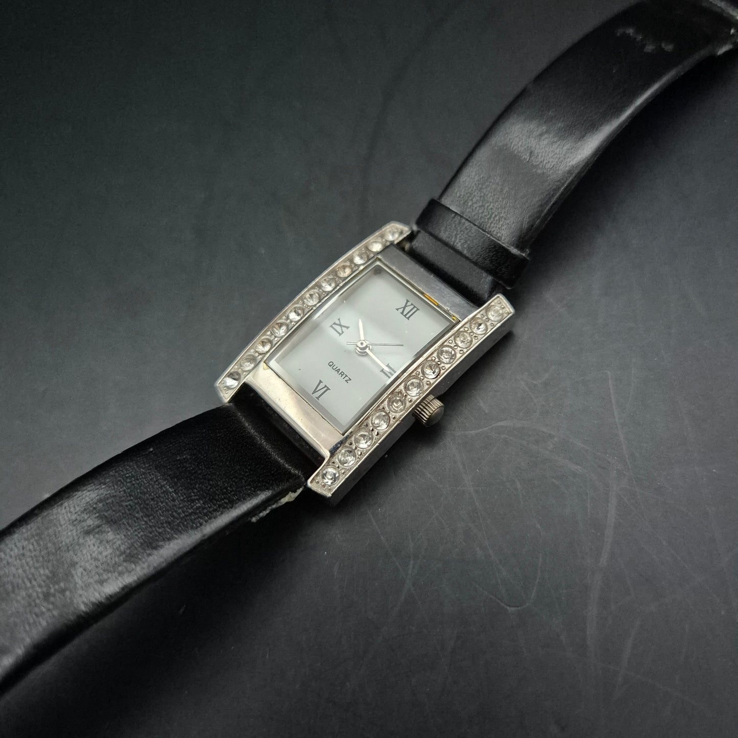 Rechteckige Damen Uhr mit Strassbesatz und schwarzem Armband