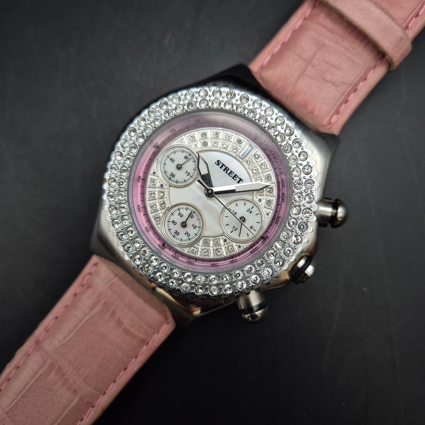 Street Damen Uhr mit Strassbesatz und pinkem Akzent