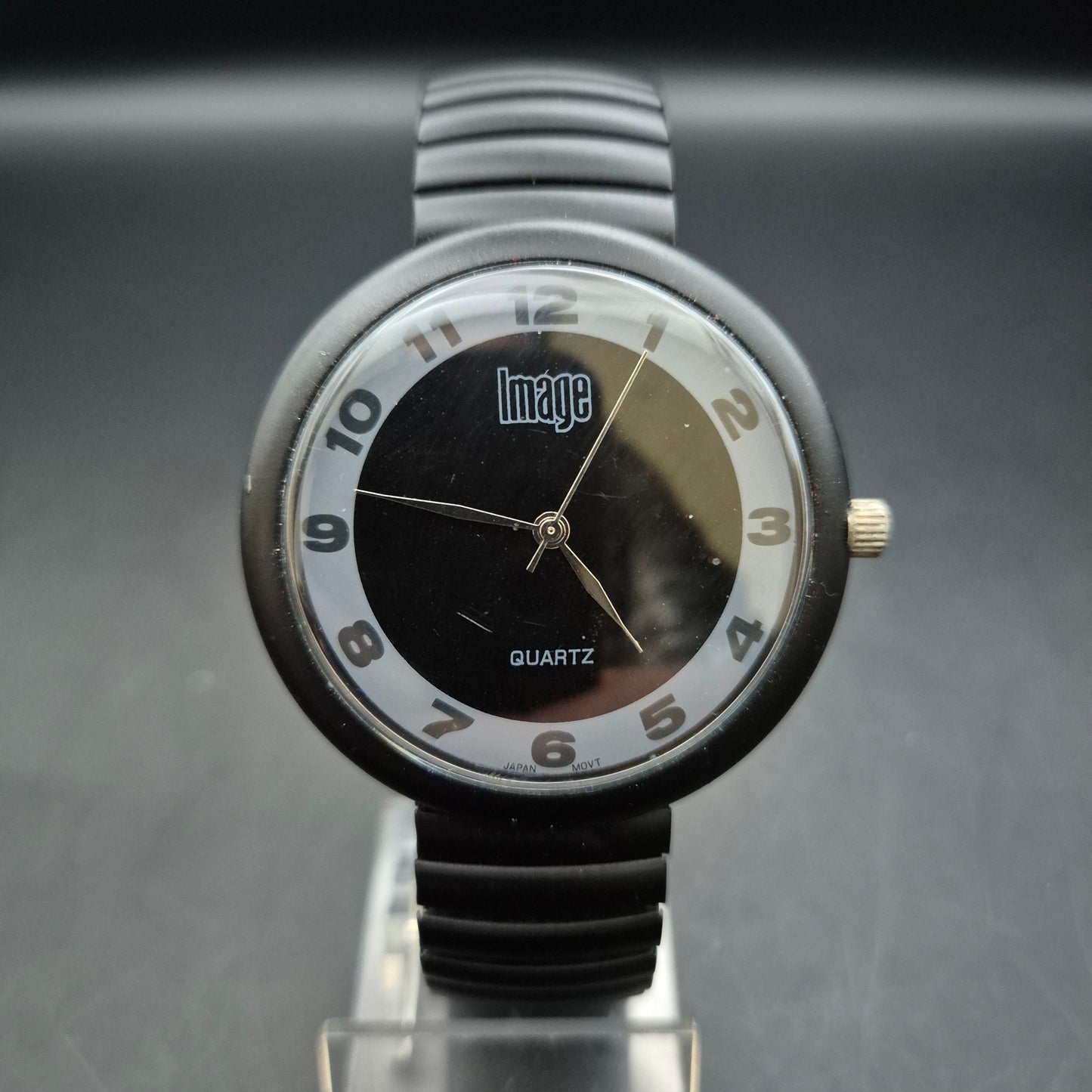 Image Herren Uhr – Schwarzes Design mit Flexband und Kontrastzifferblatt