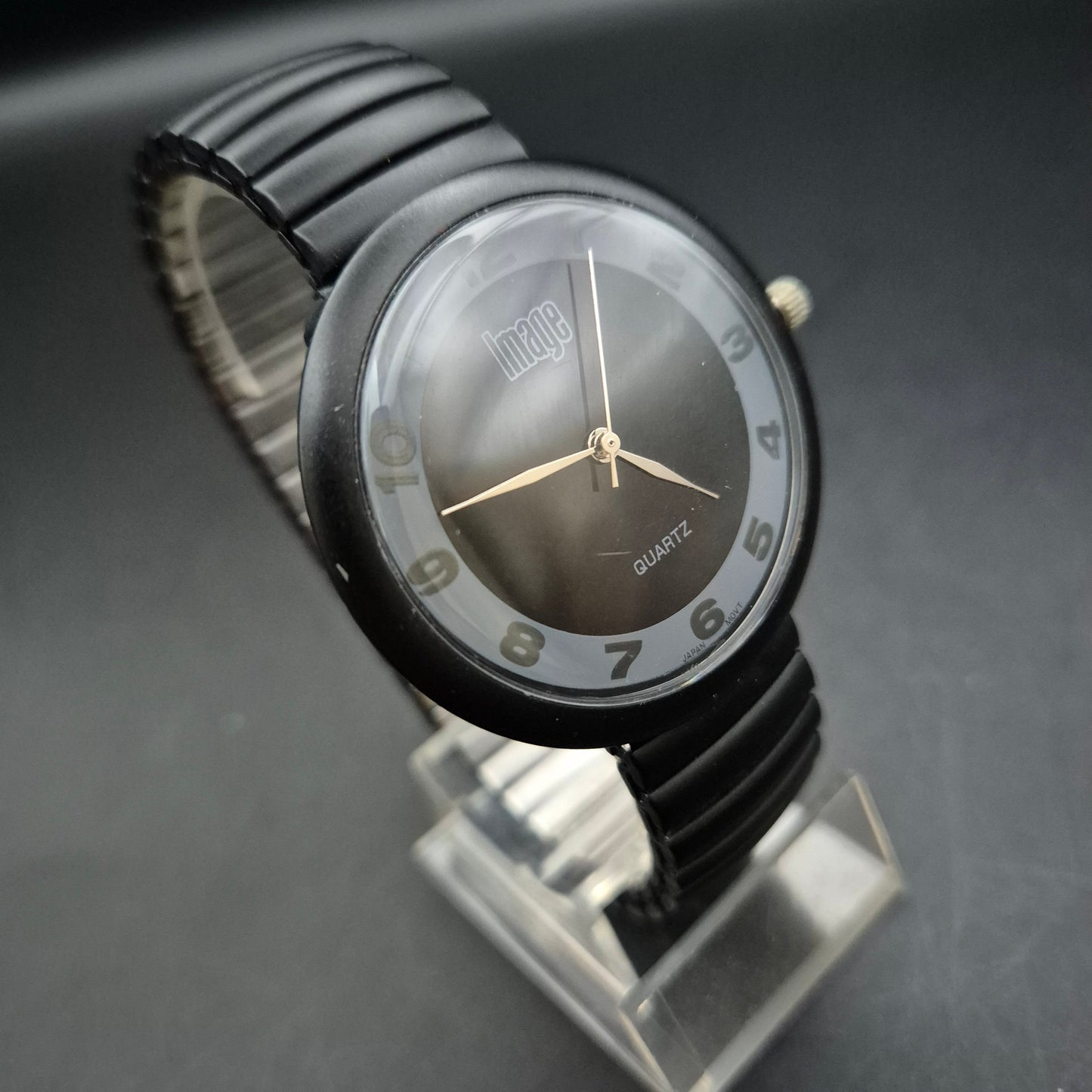 Image Herren Uhr – Schwarzes Design mit Flexband und Kontrastzifferblatt