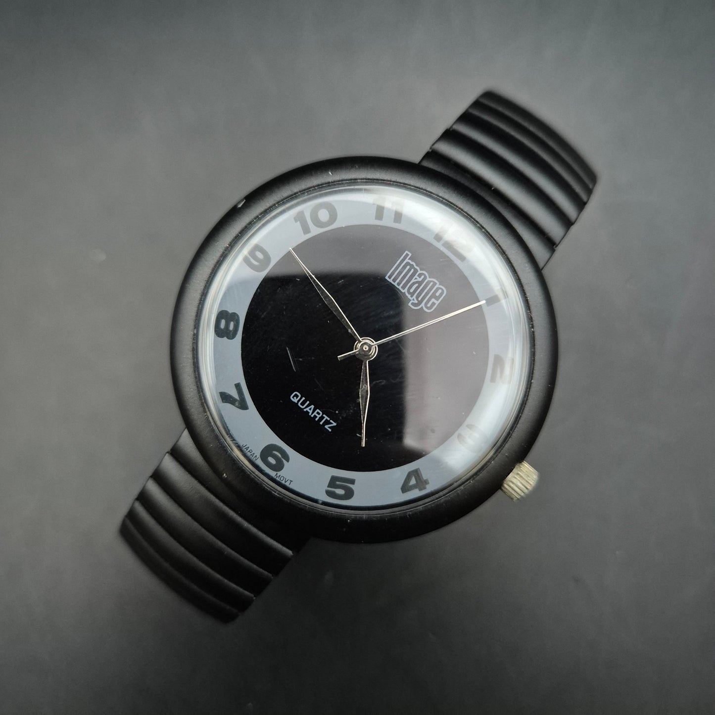 Image Herren Uhr – Schwarzes Design mit Flexband und Kontrastzifferblatt