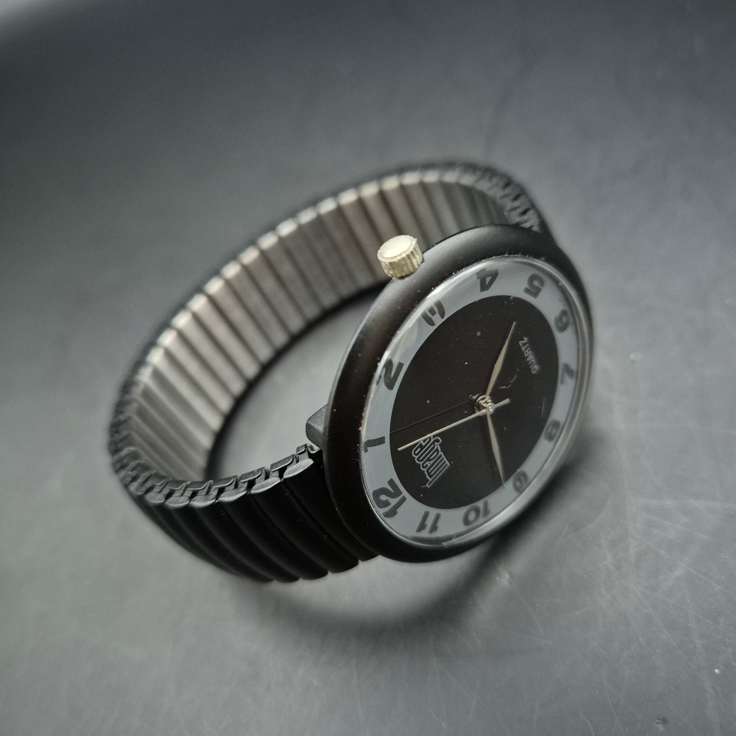 Image Herren Uhr – Schwarzes Design mit Flexband und Kontrastzifferblatt