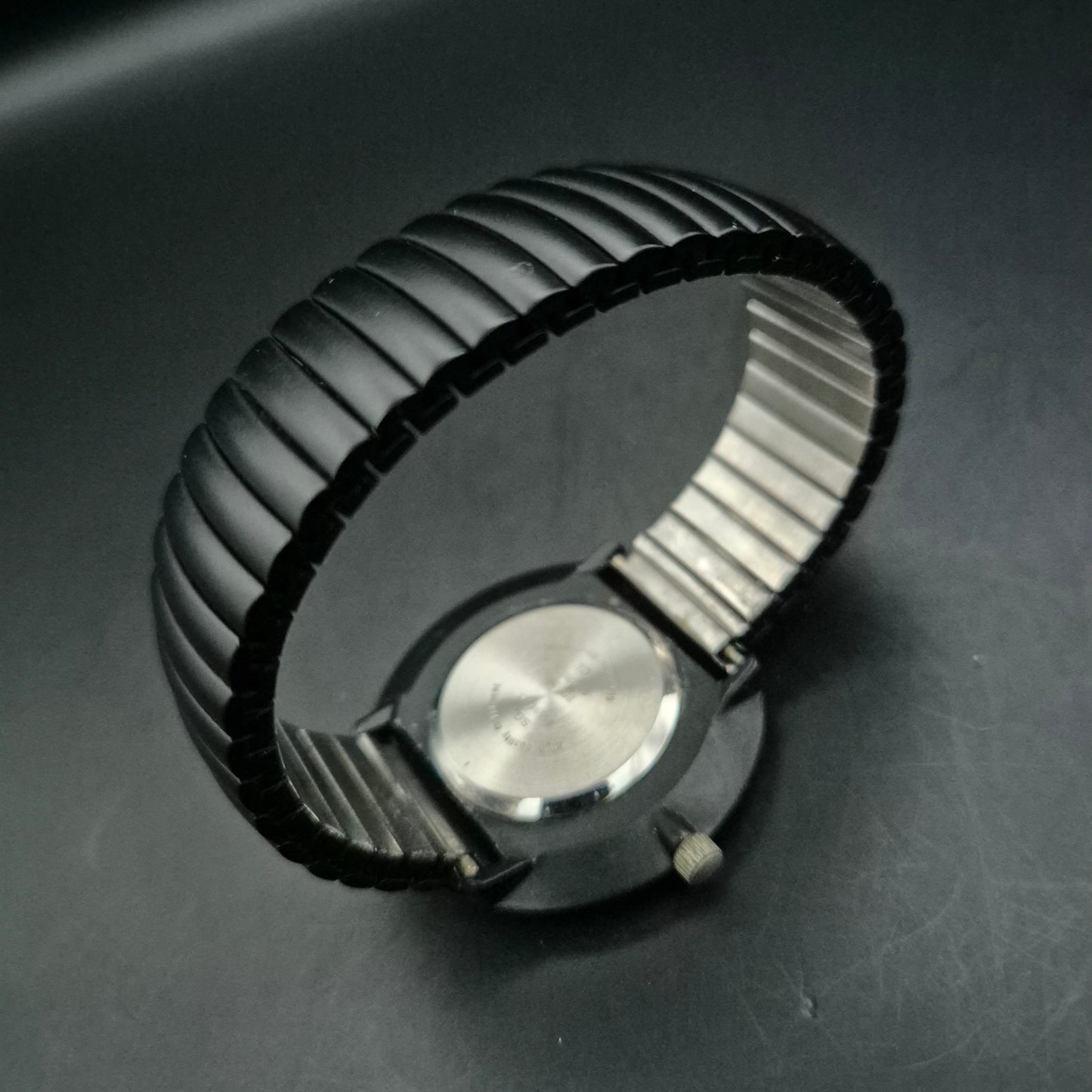 Image Herren Uhr – Schwarzes Design mit Flexband und Kontrastzifferblatt