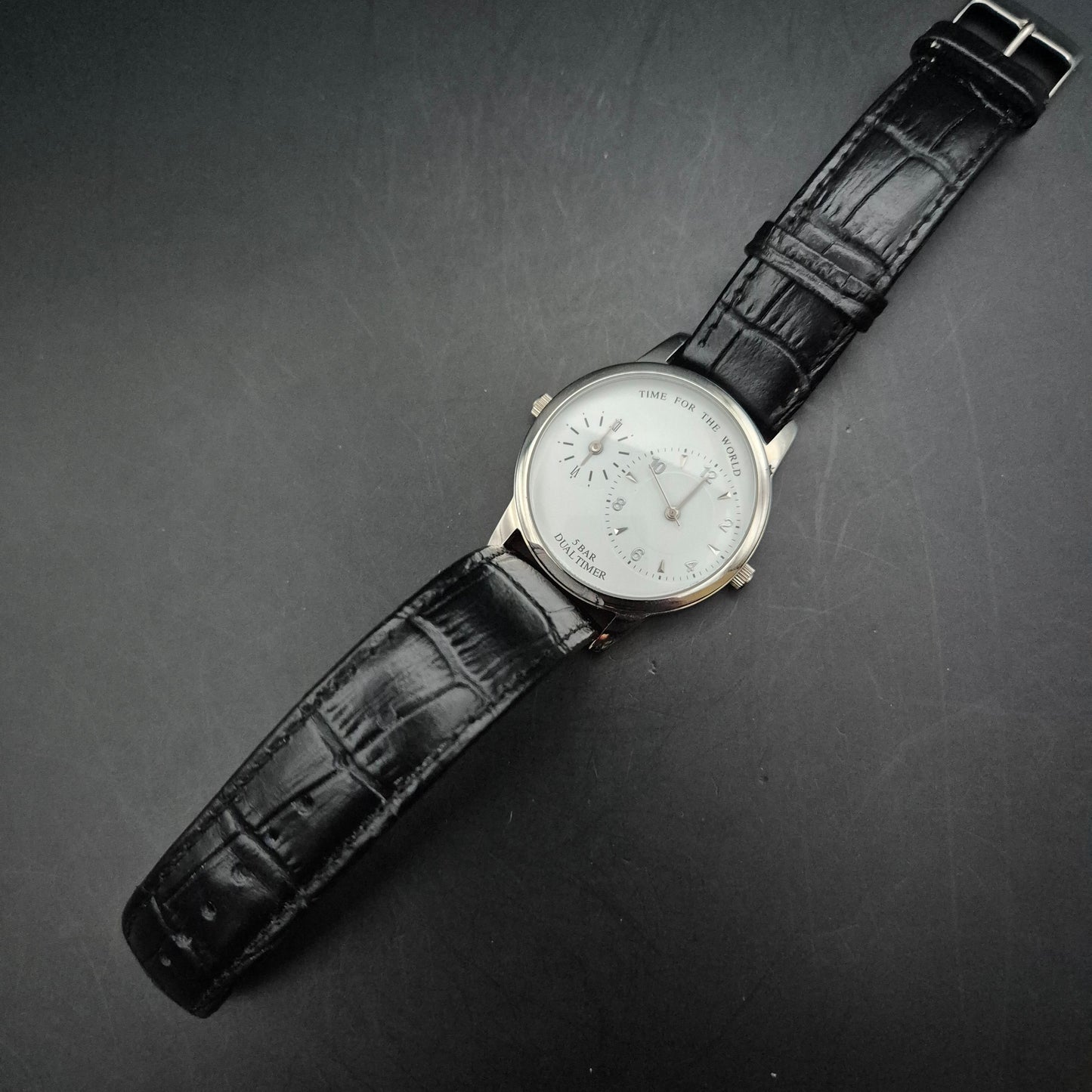 TCM Herren Uhr Dual Timer – Klassische Eleganz mit Doppelzeit-Anzeige