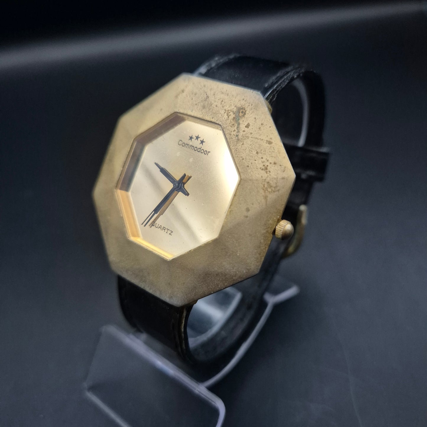 Commodoor Damen Uhr Goldfarben – Geometrisches Design mit Retro-Charme