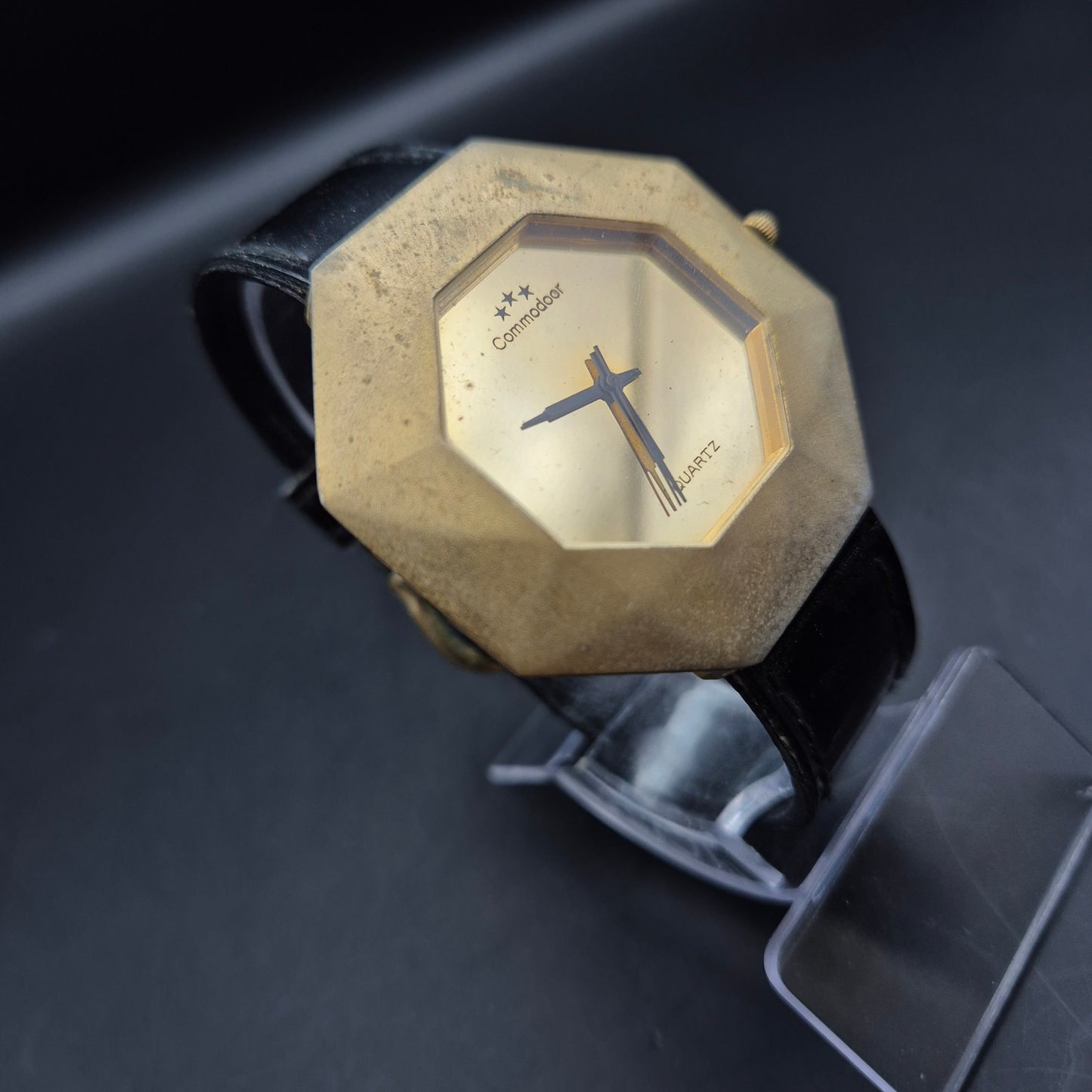 Commodoor Damen Uhr Goldfarben – Geometrisches Design mit Retro-Charme