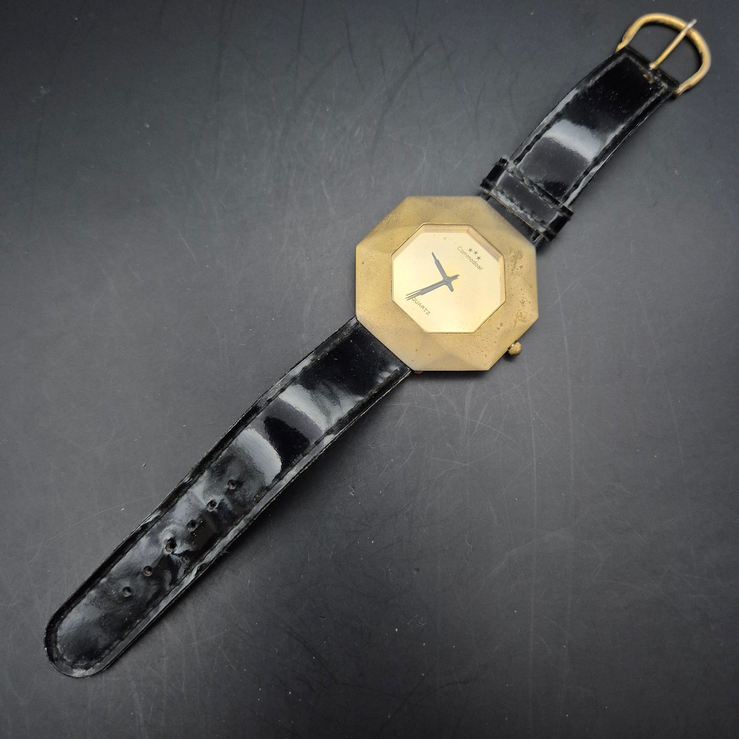 Commodoor Damen Uhr Goldfarben – Geometrisches Design mit Retro-Charme