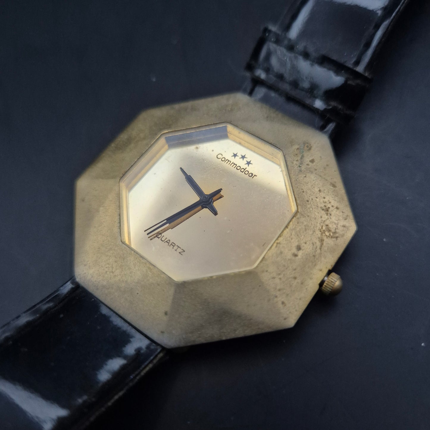 Commodoor Damen Uhr Goldfarben – Geometrisches Design mit Retro-Charme