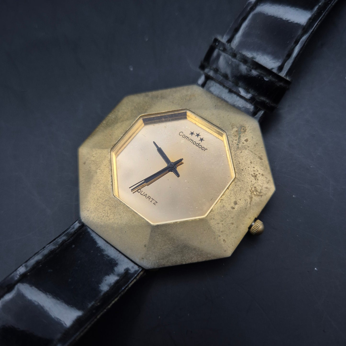 Commodoor Damen Uhr Goldfarben – Geometrisches Design mit Retro-Charme